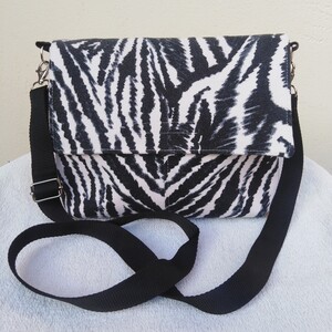 Ženska messenger torbica - zebra 1