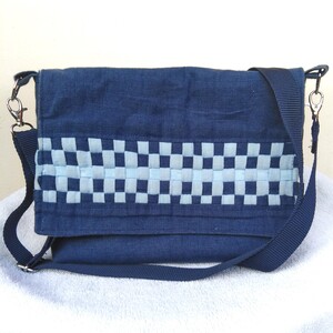 Messenger torbica iz modrega lana s prepleteno borduro