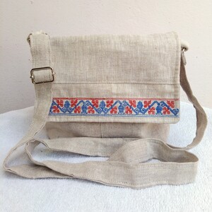Mala messenger torbica z izvezenim slovenskim motivom 1