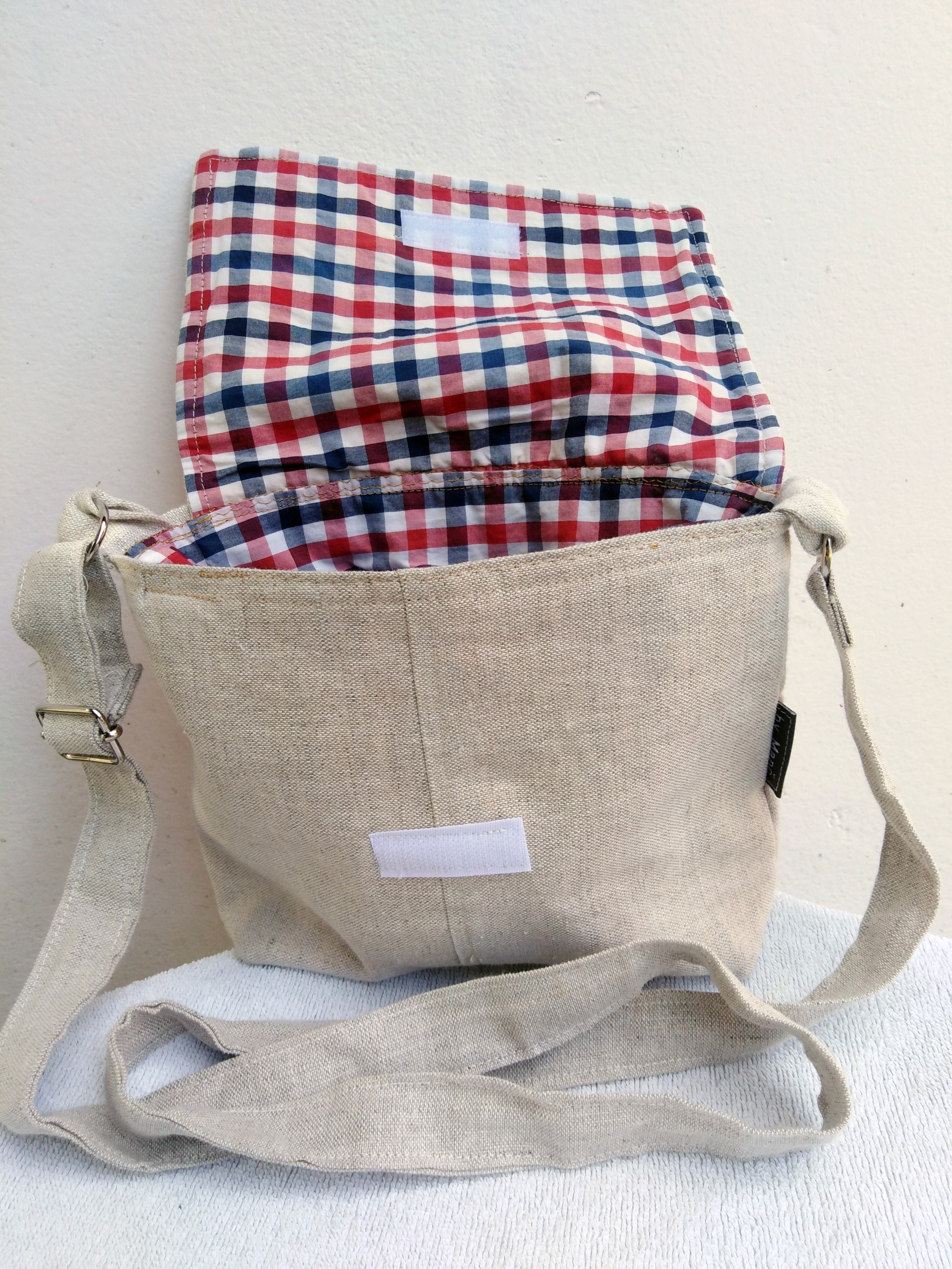 Mala messenger torbica z izvezenim slovenskim motivom 3